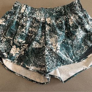 Lululemon Hotty Hot lined short